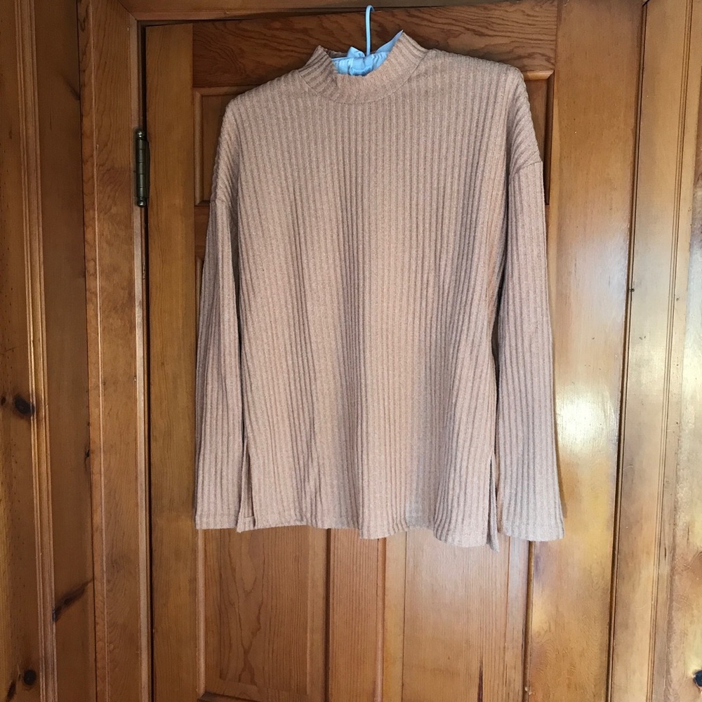 Vero Moda Gold Turtleneck Sweater with Ribbed Knit Texture Size L.